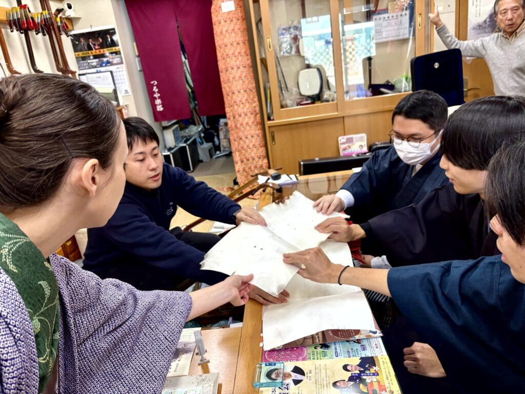 三味線の材料をさわらせてもらっています。