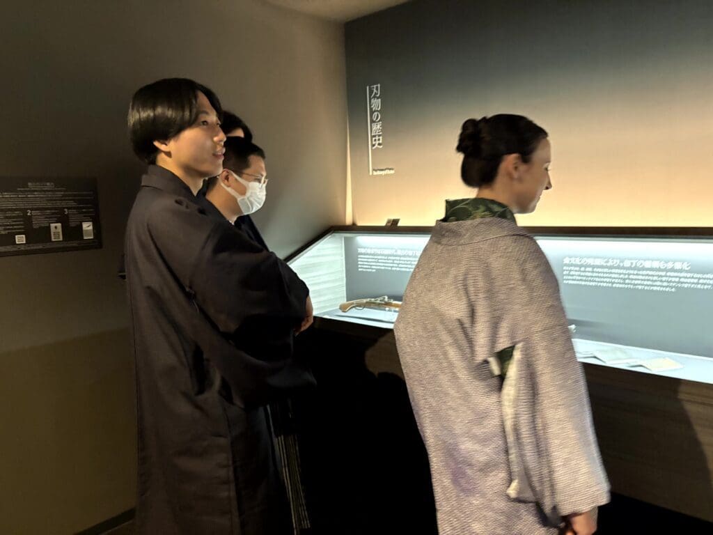 刃物ミュージアムで展示物をみています。