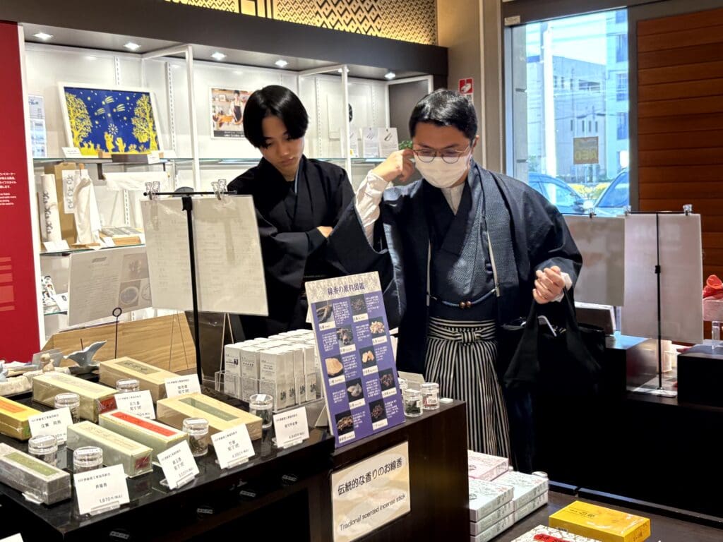 お香を買おうとしているデキと渡邉