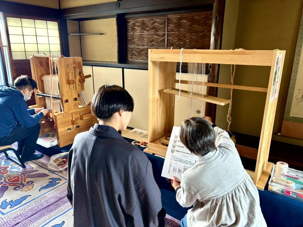緞通づくりをを体験中