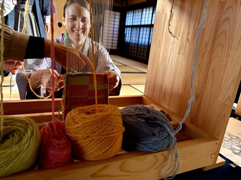 緞通づくり体験中のブリタニー