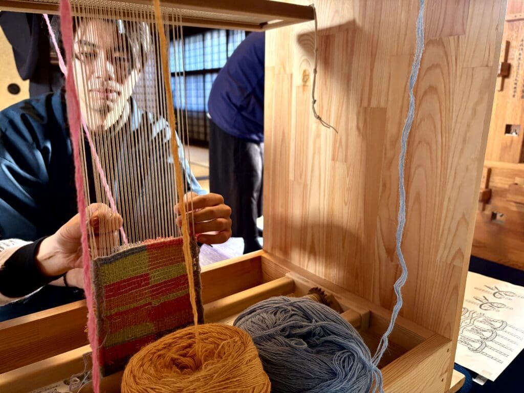 緞通づくり体験中の石塚