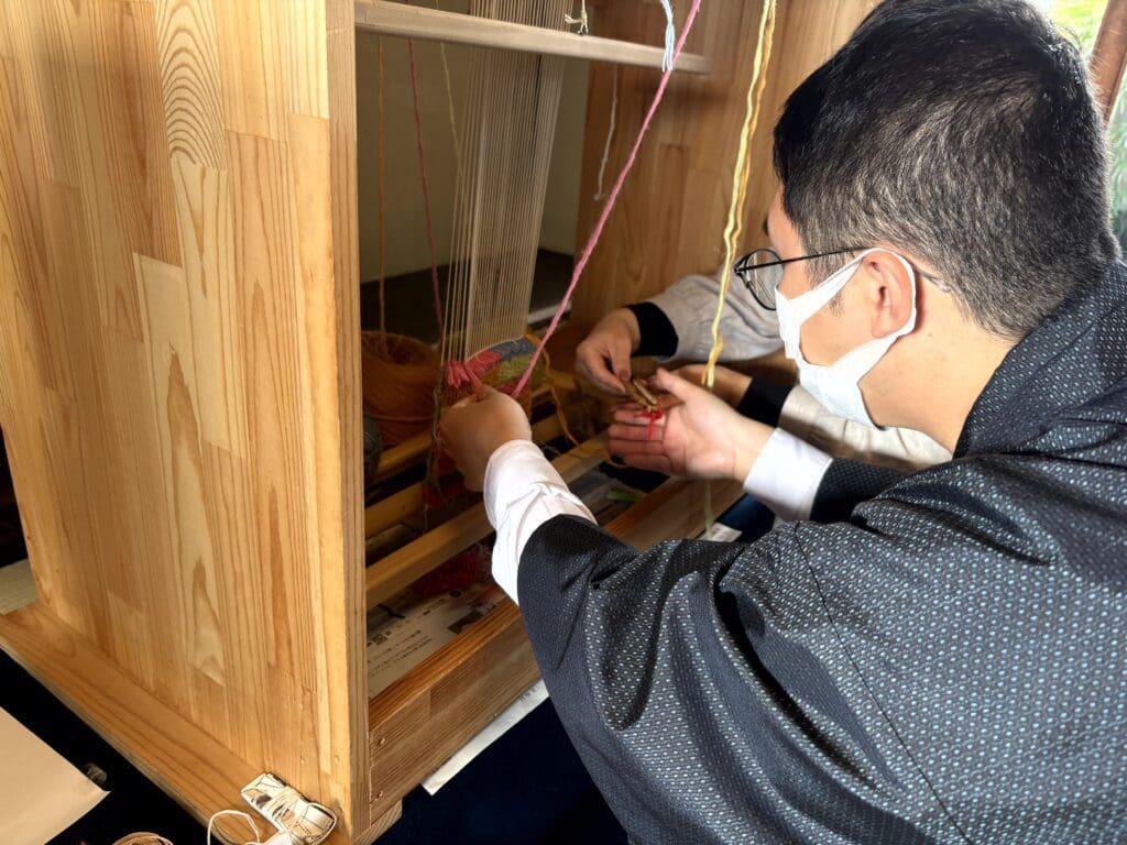 緞通づくり体験中のデキ