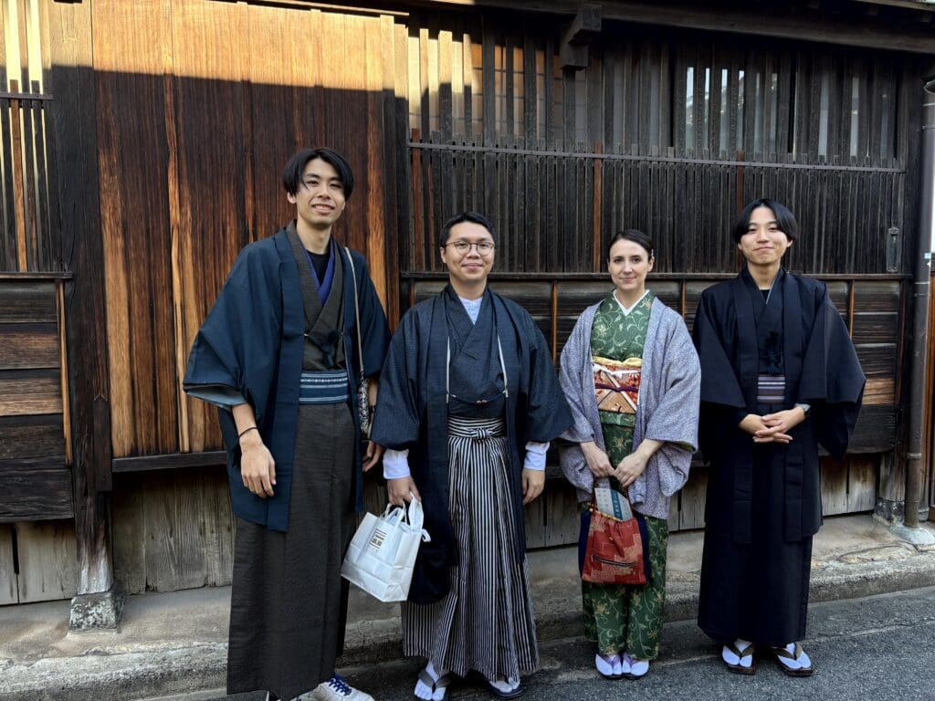 町屋の前に4人が着物姿で写真をとったもの(男4,女1)