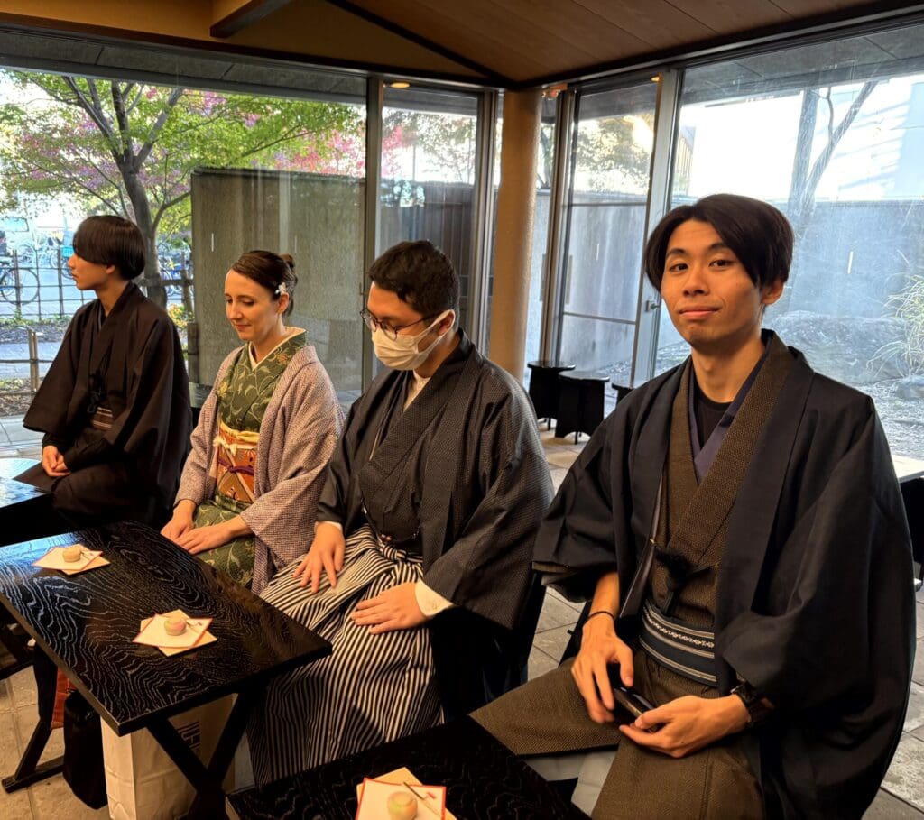 4人が立礼式で抹茶を頂く前の様子