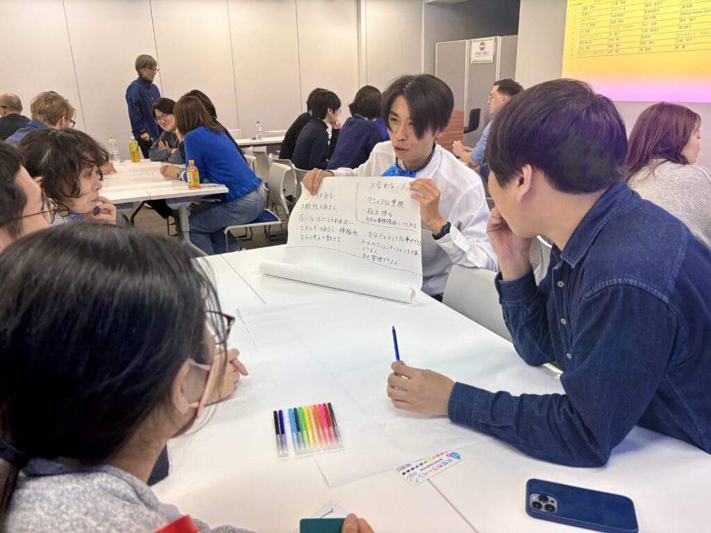 一人が髪を持ち、まわりに話を聞いています。