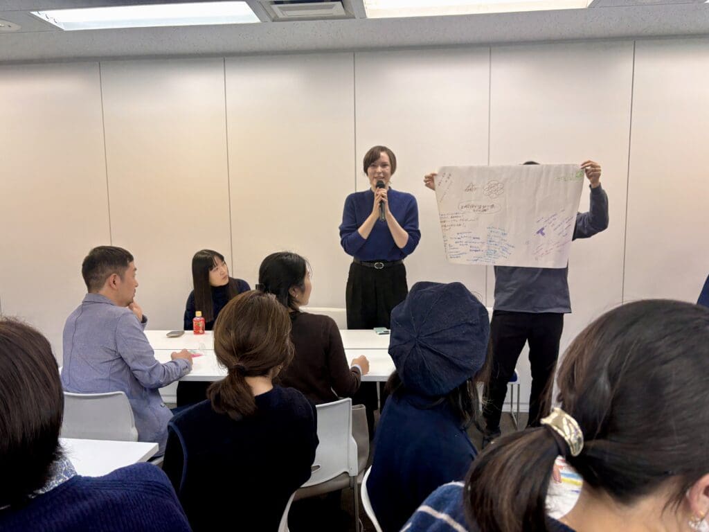 二人がたって発表を行い、周りは発表を聞いています。