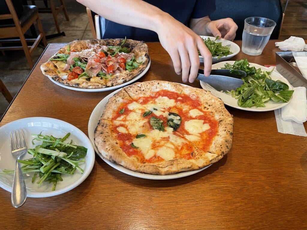 「Pizzeria & Trattoria GONZO」の窯焼きピッツァとサラダ