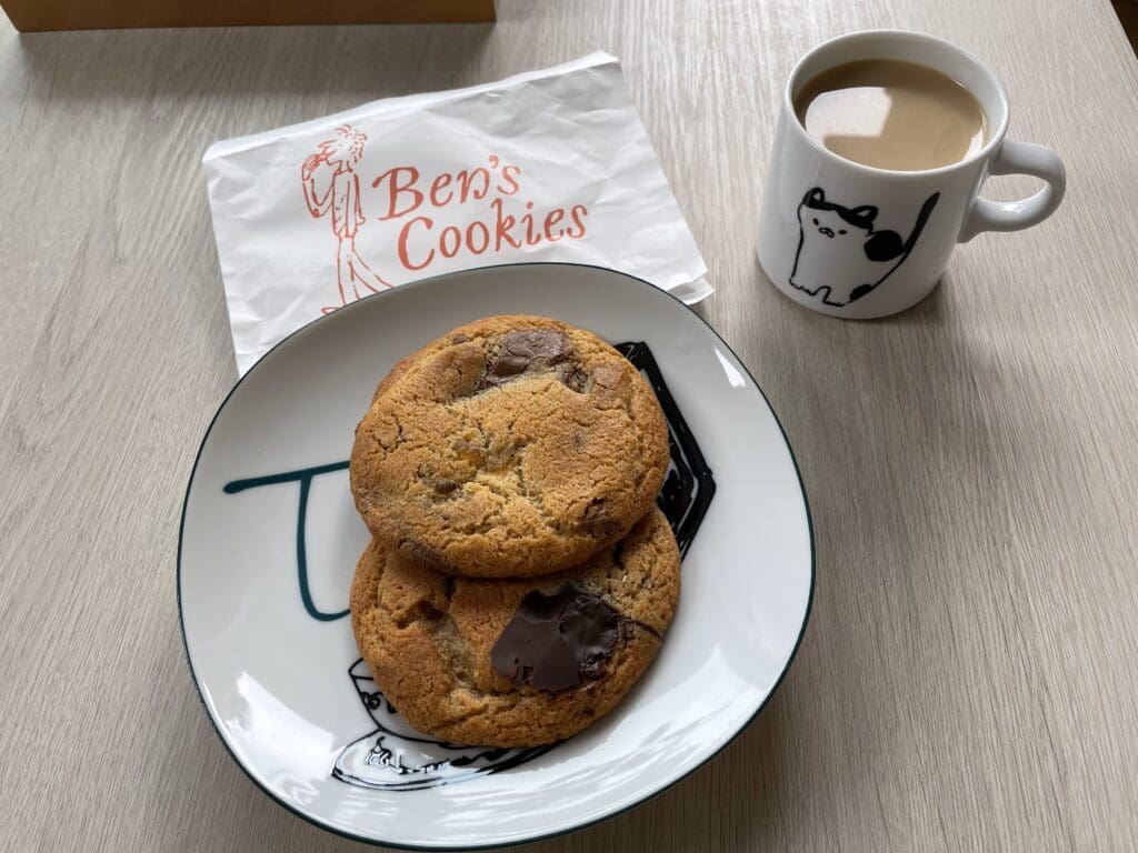 「Ben's Cookies」のクッキーとコーヒー