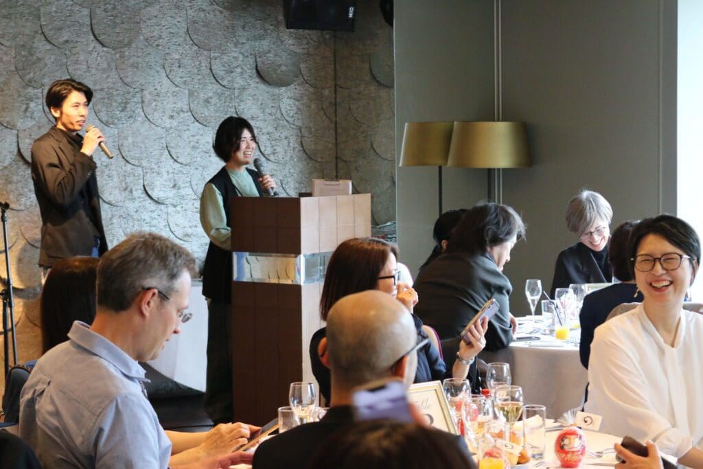 実行委員の2名がマイクをもってプログラムを進行している