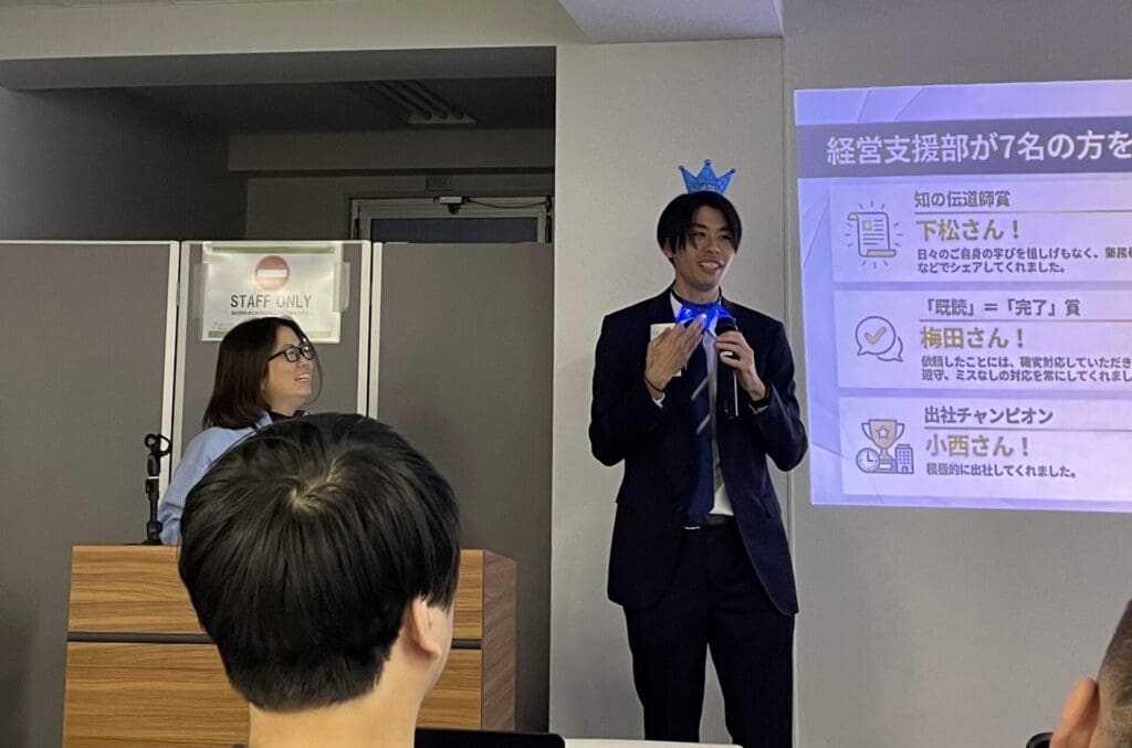 MVPに選ばれたひかるくんが、マイクをもってコメントをいっている様子