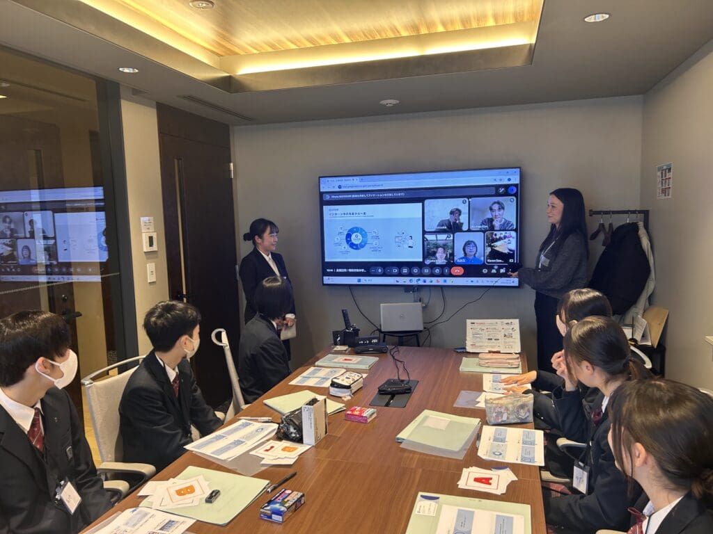 中学生の皆さんに対してEXJについて説明している様子