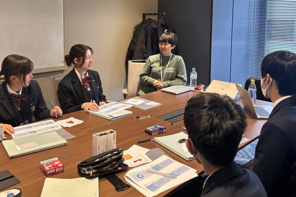 グループワークで弊社のネイティブスタッフと中学生の皆さんが会話している様子