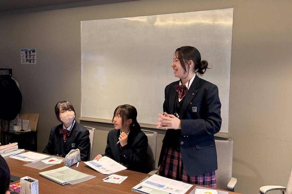 中学生の方がグループの意見を代表して発表している様子