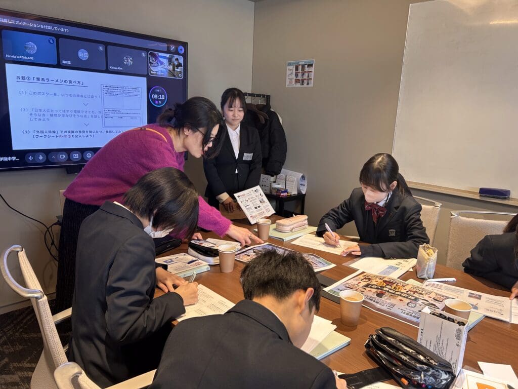 弊社のネイティブスタッフが中学生の皆さんにアドバイスをしている様子