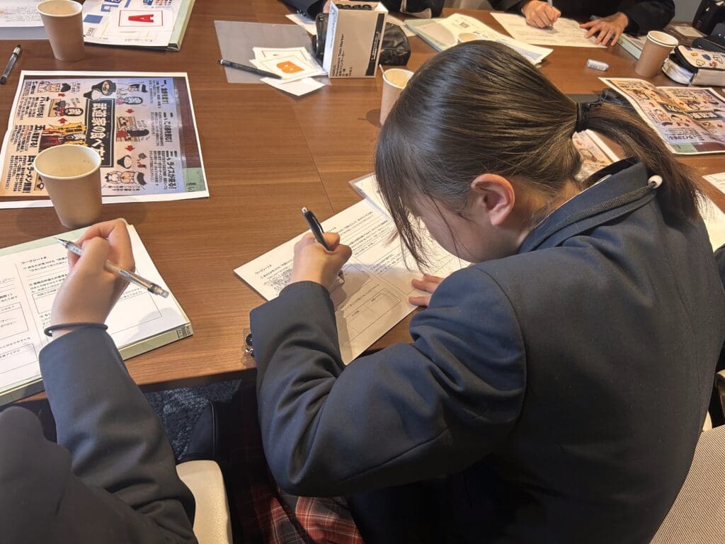 中学生の方がワークシートを埋めている様子