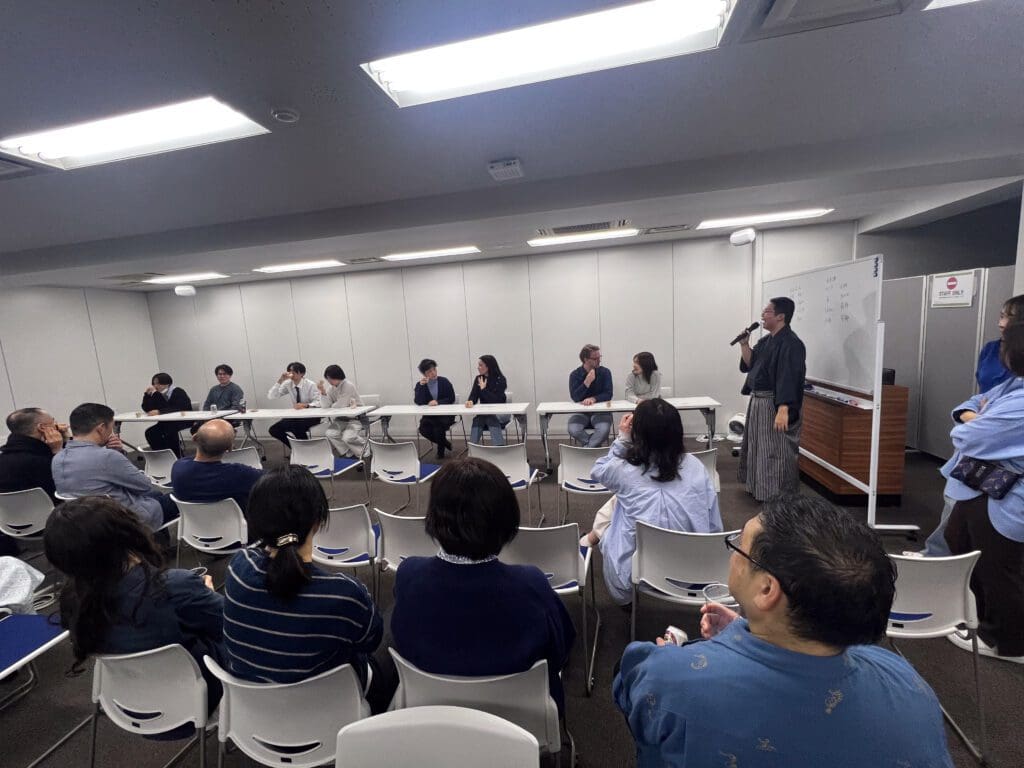 8人がテーブルについて、手前にはレクリエーションの様子をすわってみています。