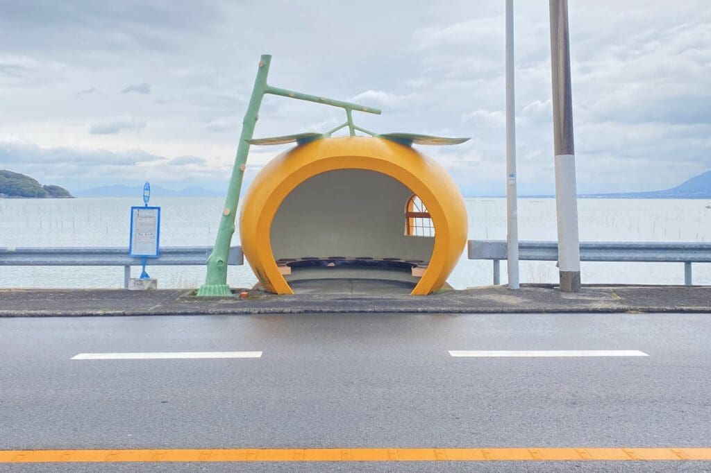 長崎県諫早市小長井町にあるフルーツバス停の一つ。インスタ映えスポットとして多くの観光客から人気を集めています！