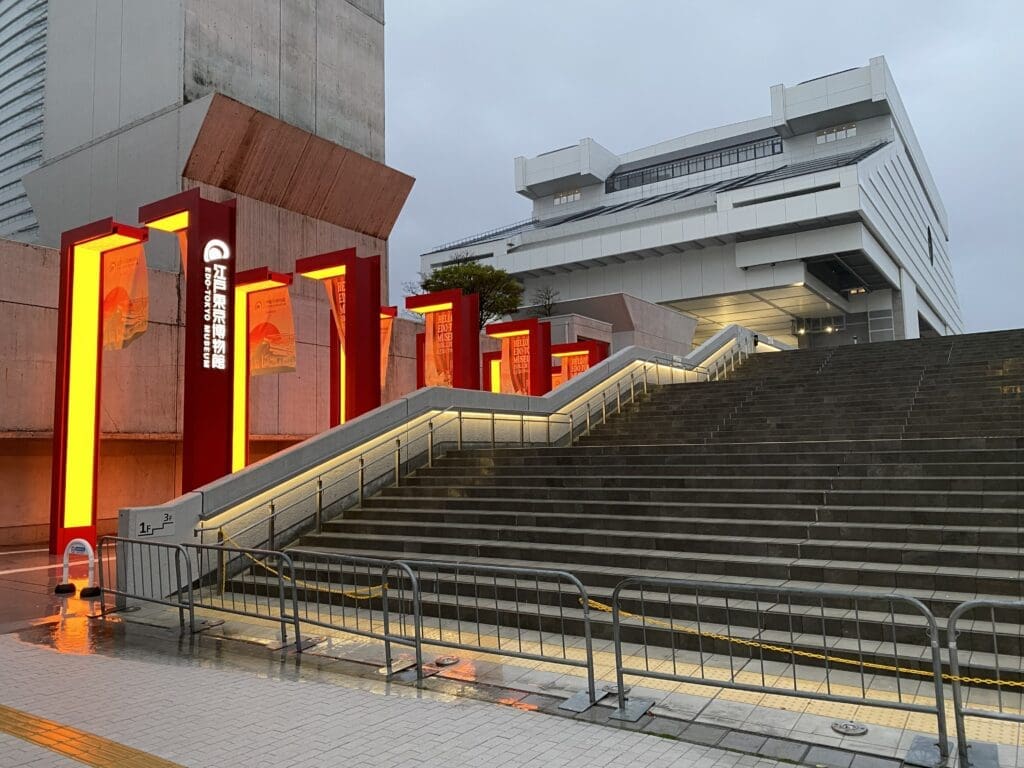 JR両国駅からのアプローチにある「鳥居」の工作物
