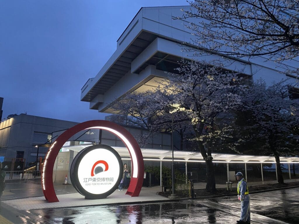 夜の江戸東京博物館正面口と桜並木
