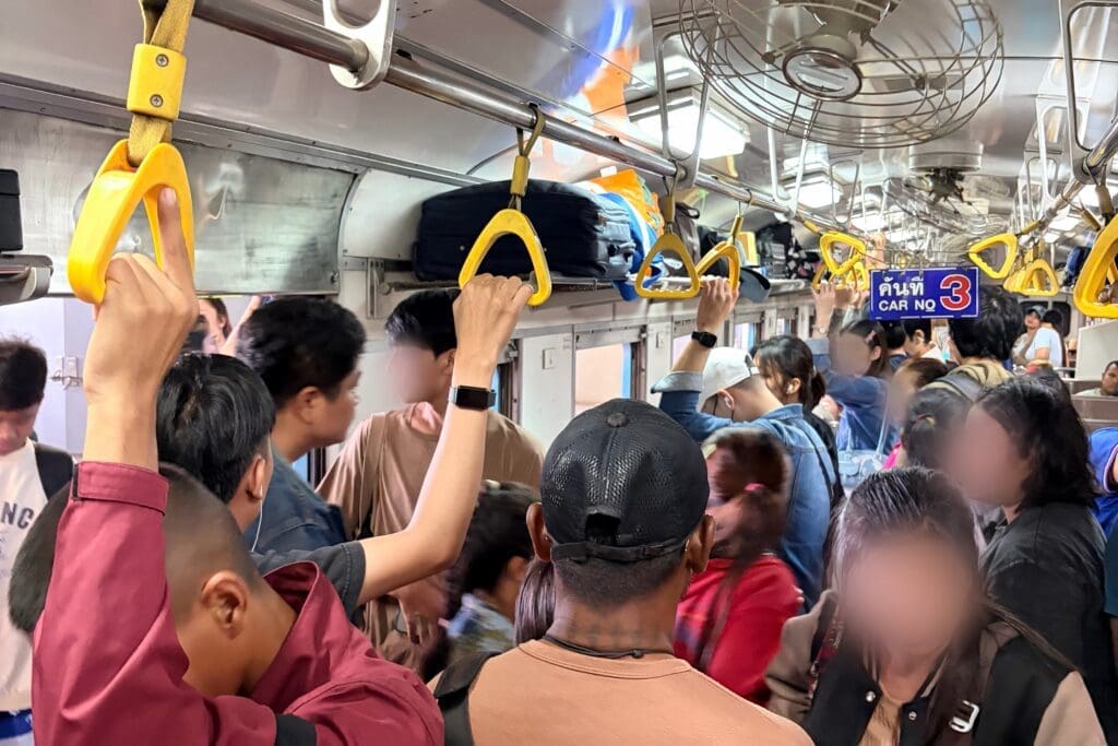 アユタヤに向かう国鉄列車内の様子