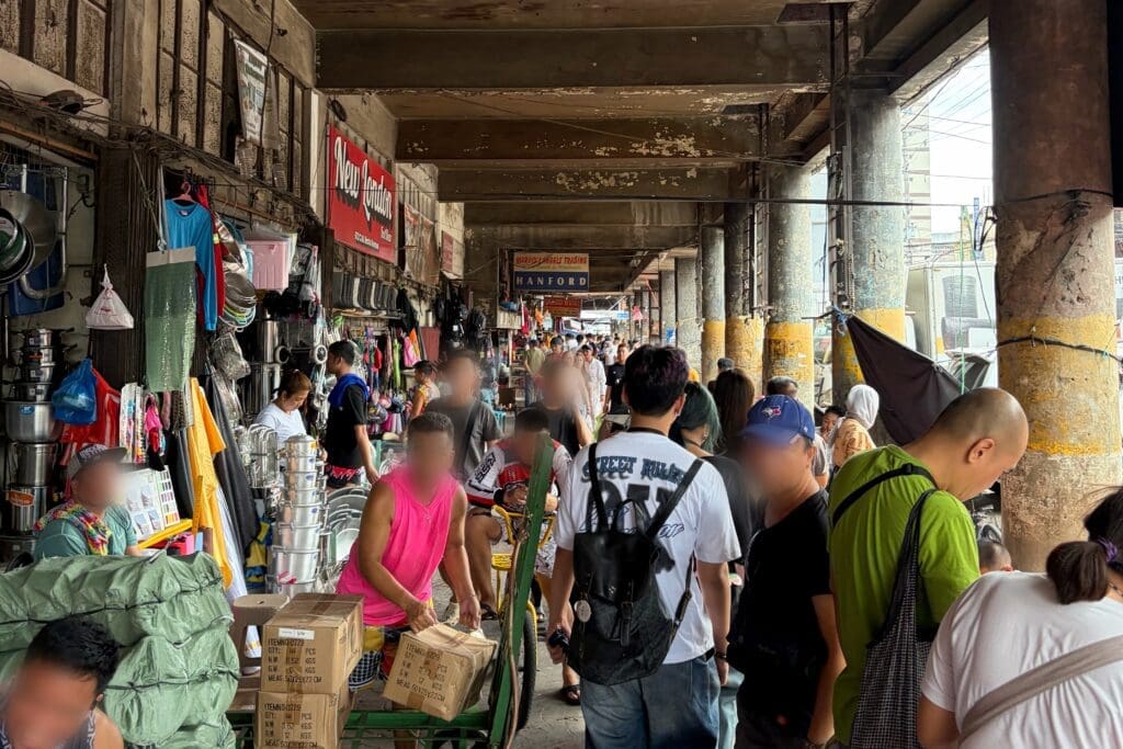 とある市場の、人でごった返した様子