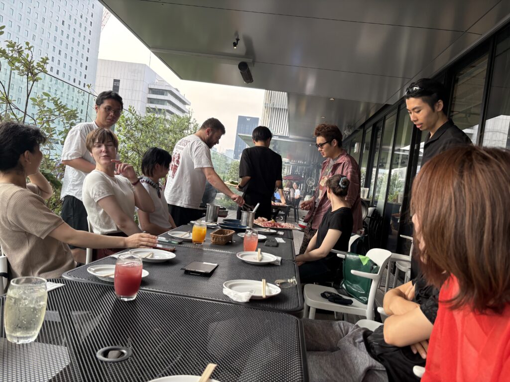 大阪メンバーでオフィスに近くにあった百貨店の中にあるテラスでバーベキューをしている様子