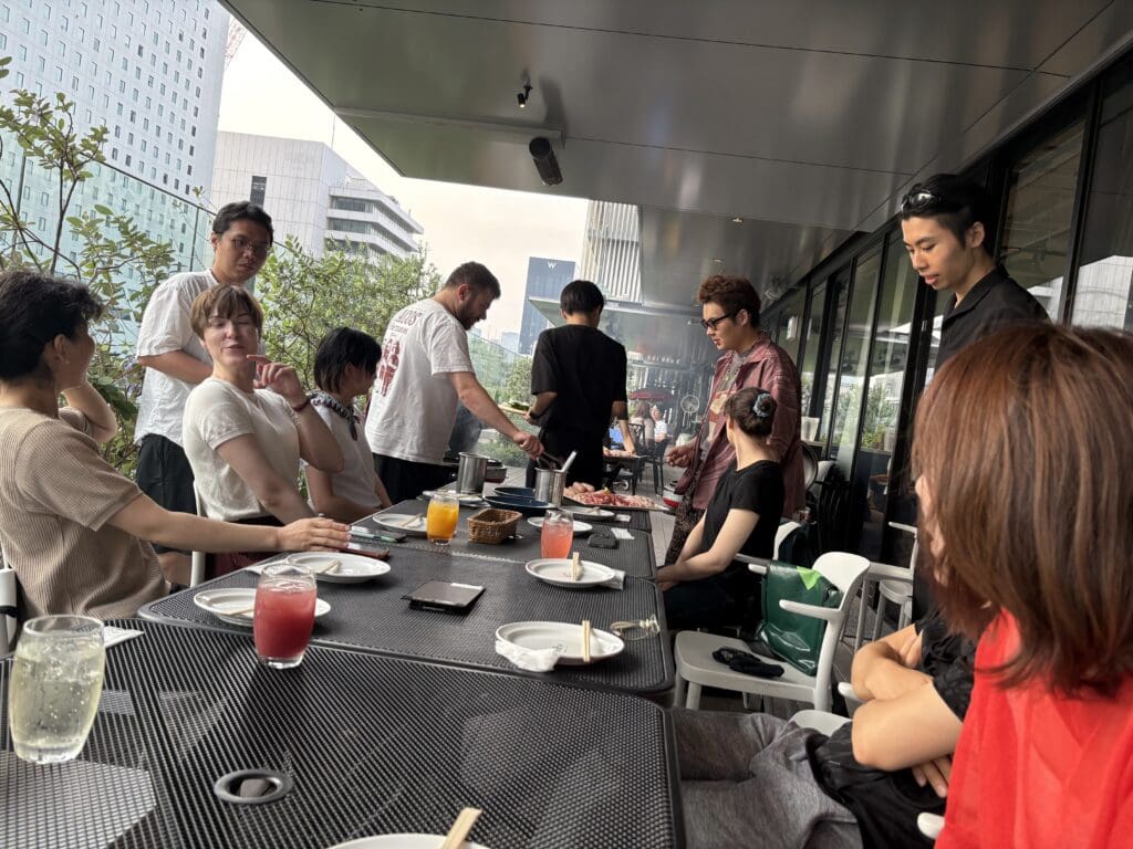 大阪メンバーでオフィスに近くにあった百貨店の中にあるテラスでバーベキューをしている様子