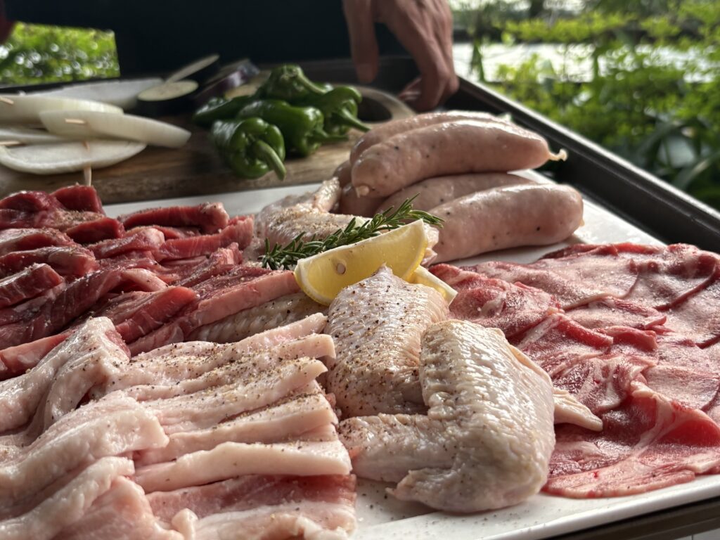 ソーセージやお肉、鶏肉などがならんでいる写真です