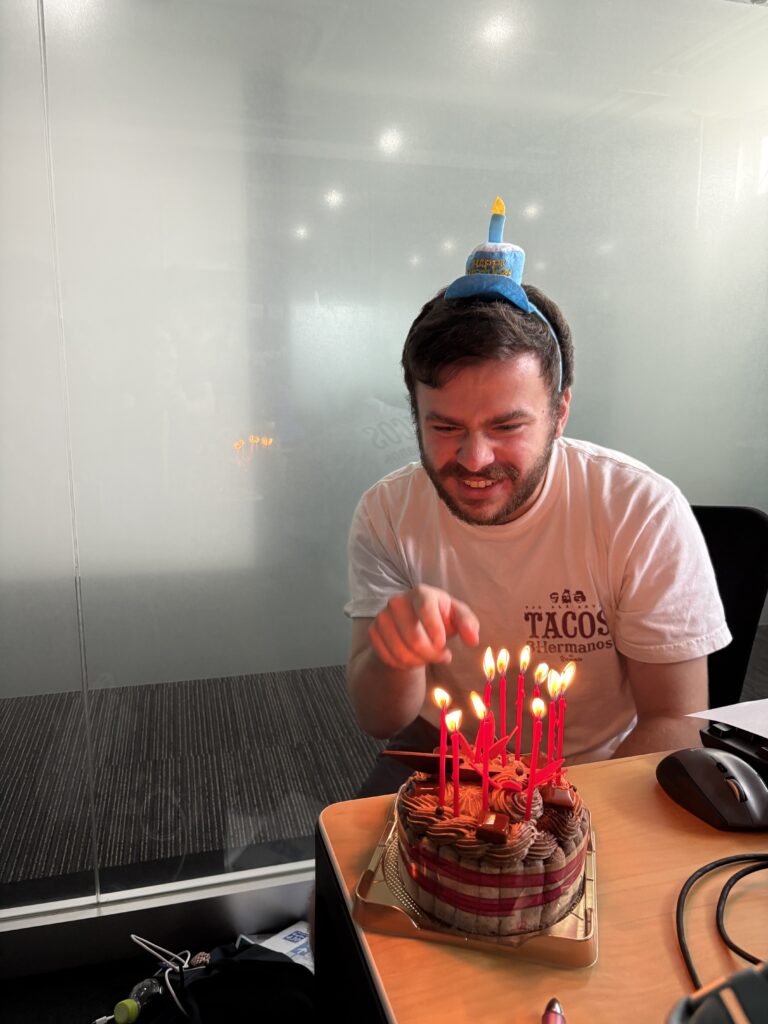 バースデーケーキを指さして喜んでいる写真の様子