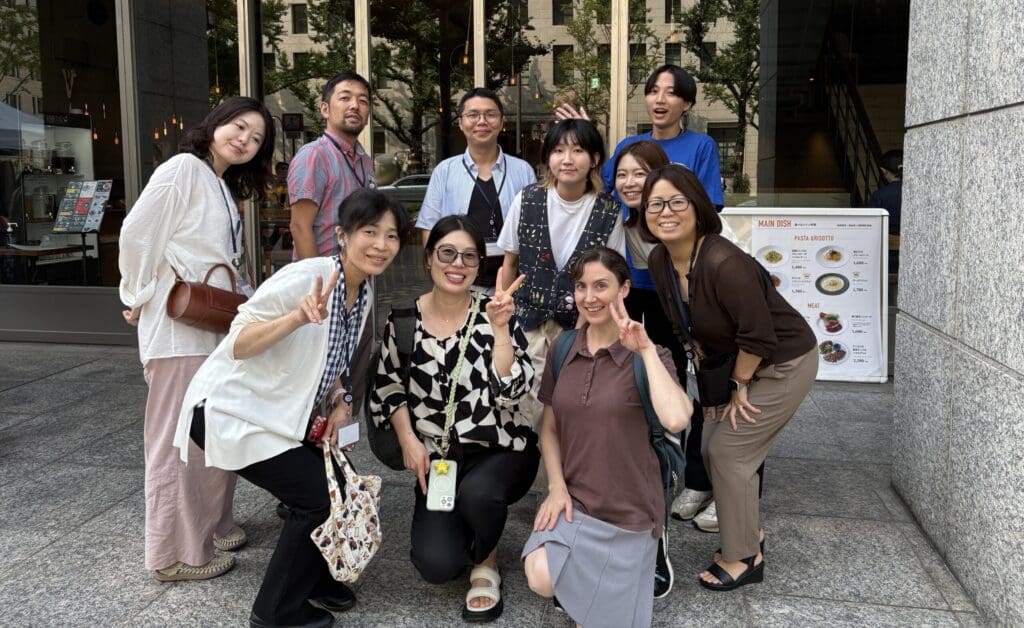 9人の大阪社員と東京の社員がお店の前で集合写真ととりました