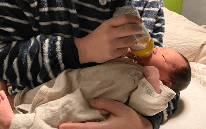 baby_bottle パパが哺乳瓶で赤ちゃんに授乳している写真