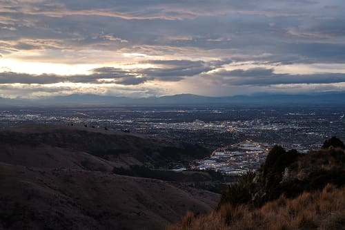 高地から撮った夕暮れ時のクライストチャーチ。街にはほのかに明かりがともっている。