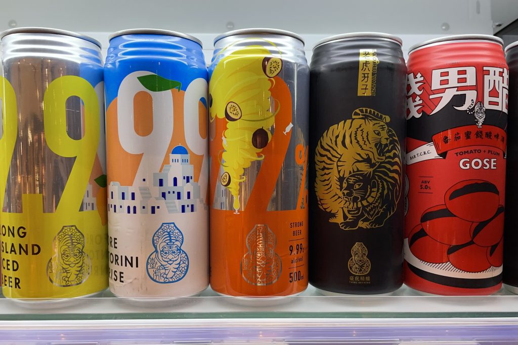 臺虎精釀（Taihu Brewing）の缶ビールが５種類並んでいます。