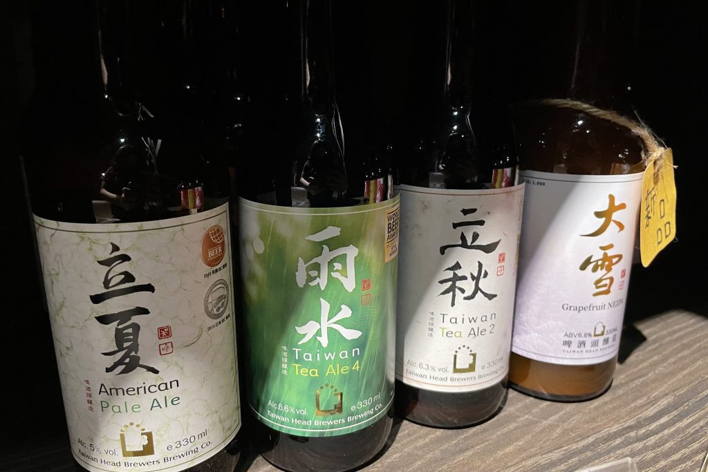 啤酒頭（Taiwan Head Brewers）の瓶ビールが４種並んでいます。左から立夏、雨水、立秋、大雪の毛筆文字がラベルに印刷されています。