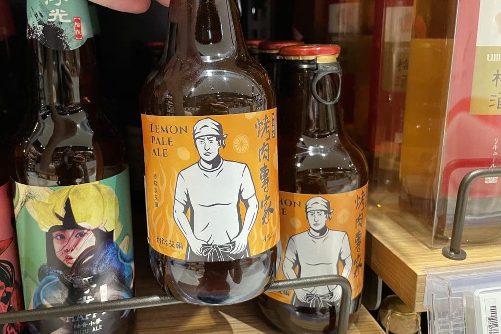 台灣艾爾啤酒（Taiwan Ale Brewery）の瓶ビールが３本、２種並んでいます。