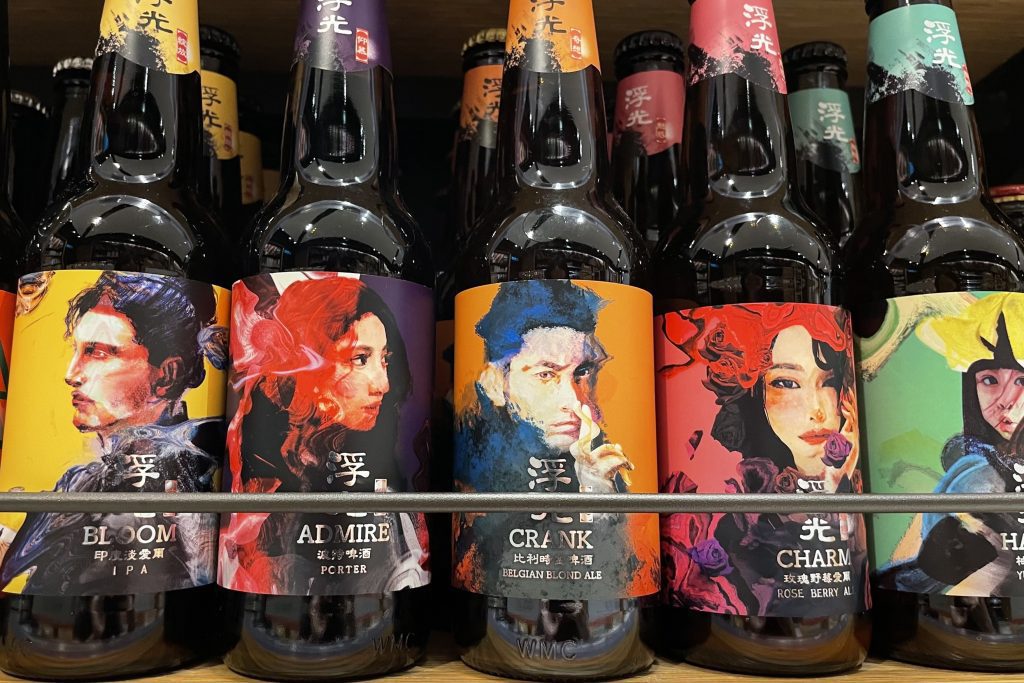 他の台湾クラフトビール瓶が５種並んでいます。それぞれに別の人物画像が描かれています。