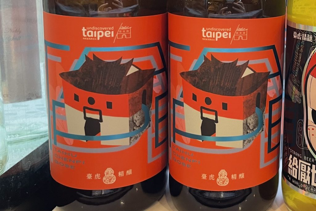 taipei と門のようなイラストの描かれた瓶ビールのラベル部分が映っています。