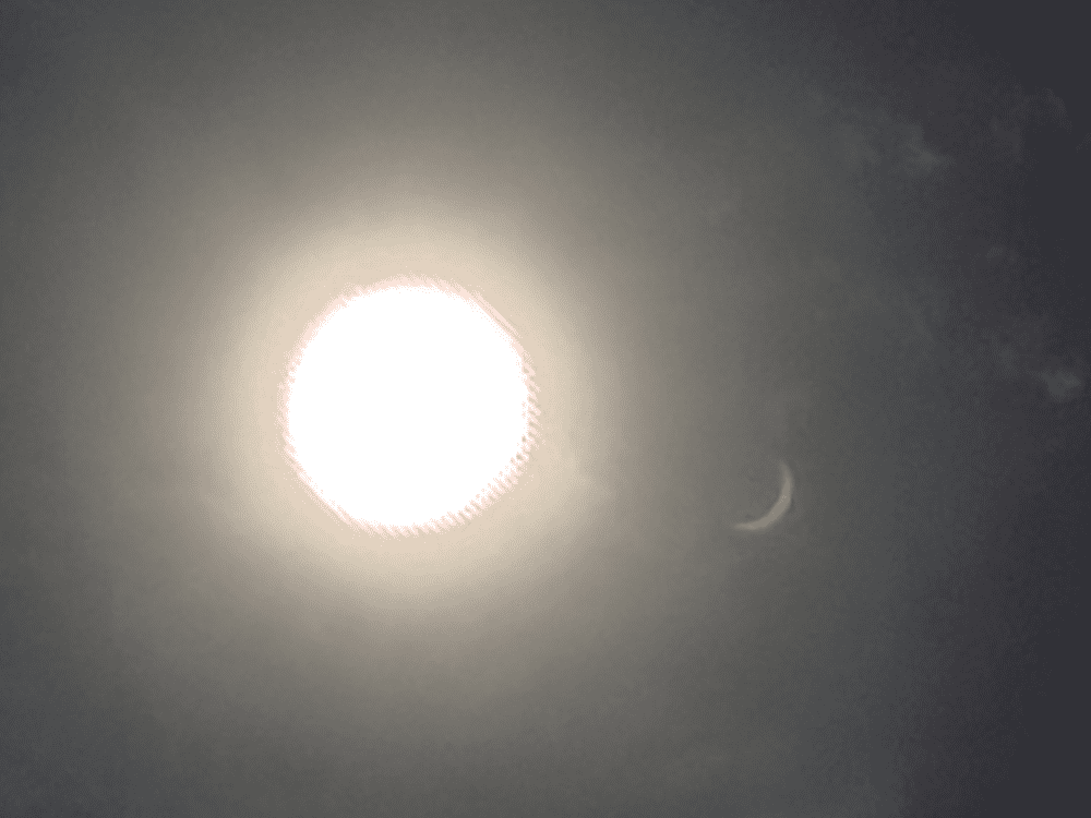 肉眼ではまん丸に見えるが、ほぼ隠れている太陽は三日月型に反射しています