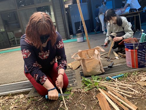 木を細くして、火が燃えやすいように加工しています。