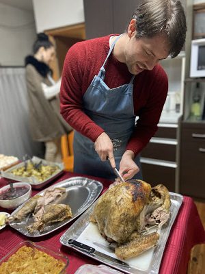 七面鳥をカットするエプロン姿のブレンダンさん。