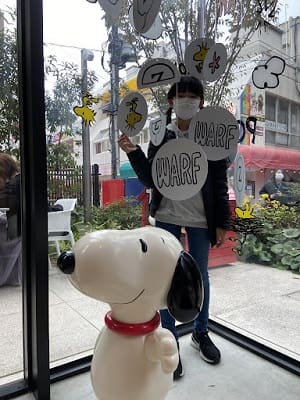 カフェのスヌーピーのオブジェと一緒に撮影。