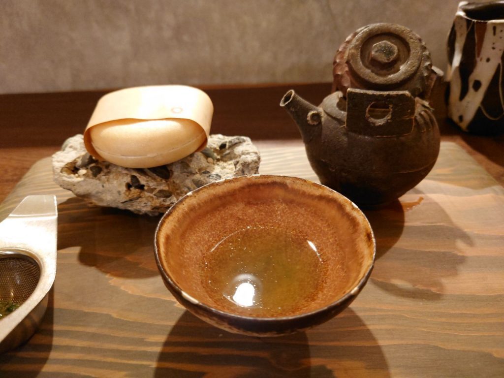 手前に茶器があり、玉露の「ごこう」が入っています。奥には最中と急須があります。