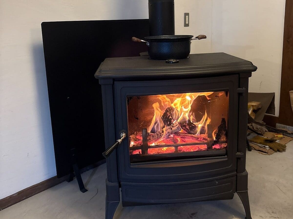 薪ストーブの写真。火がついています。