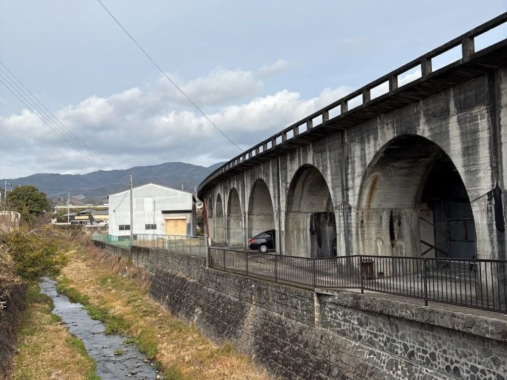 細い川と塚あれなくなった線路