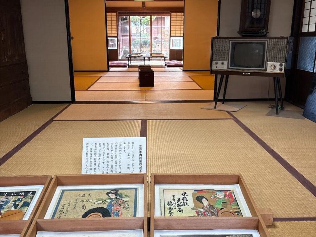 手前に昔の資料、奥には昔ながらの町家にある客間など
