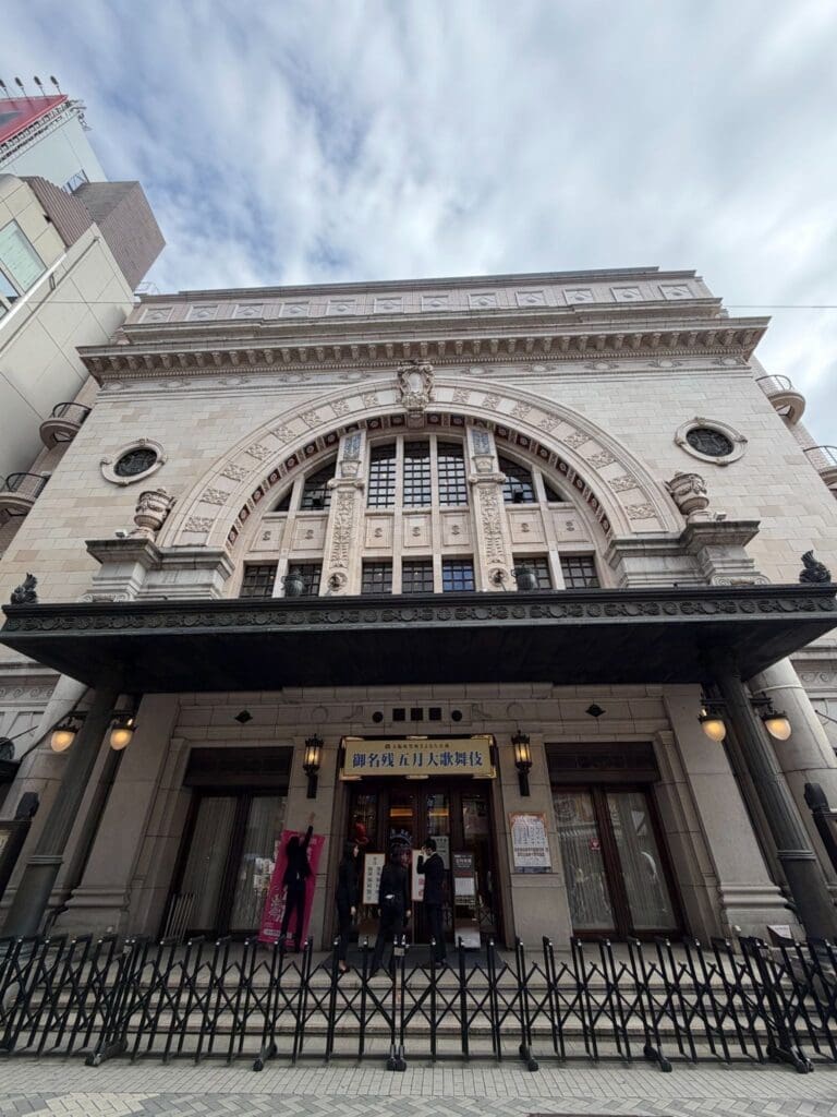 アーチ型のファサードが美しい大阪松竹座の正面玄関