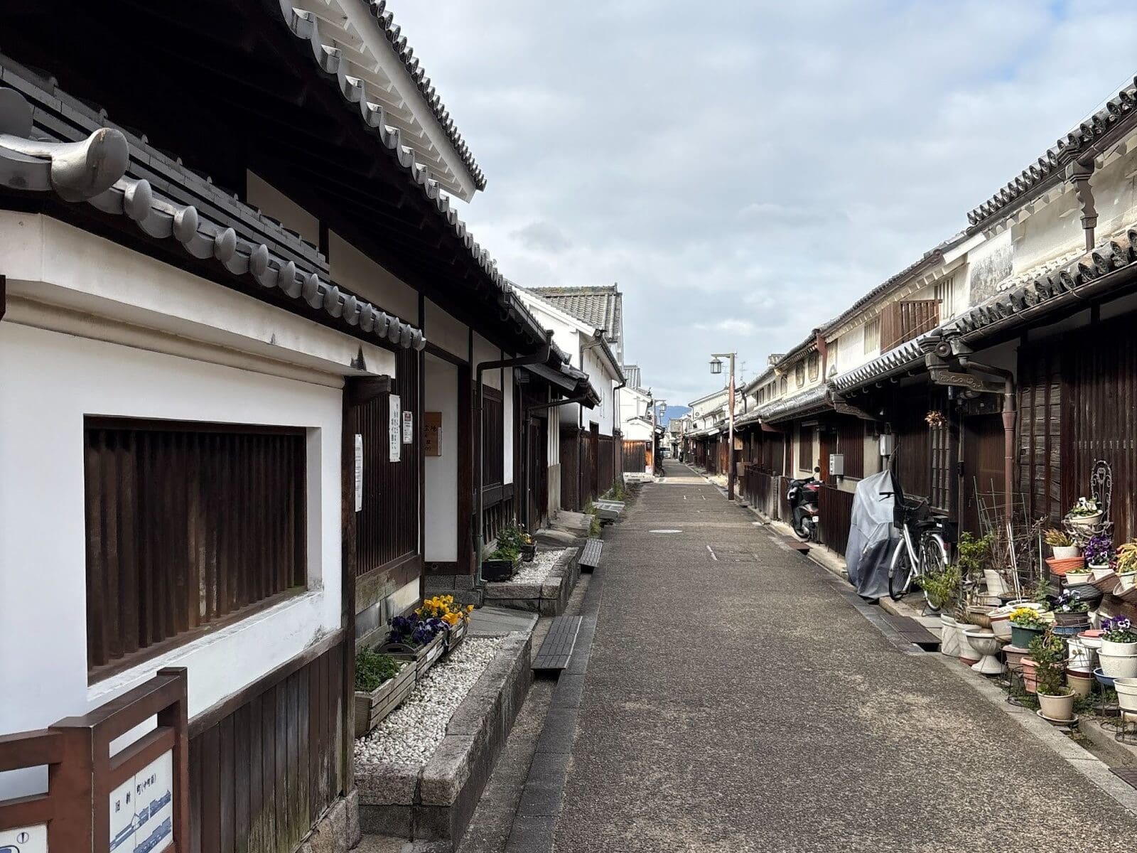 奈良県橿原市にある今井町の画像で、町家が両側にならんでいます。