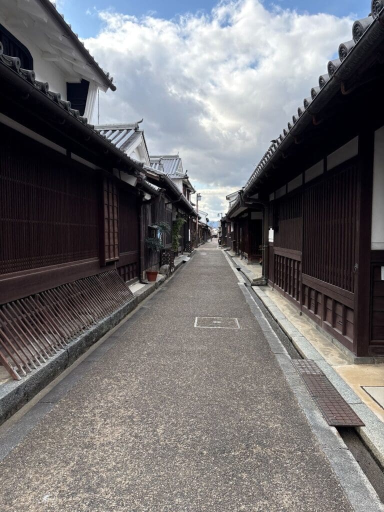 奈良県橿原市にある今井町の画像で、町家が両側にならんでいます。