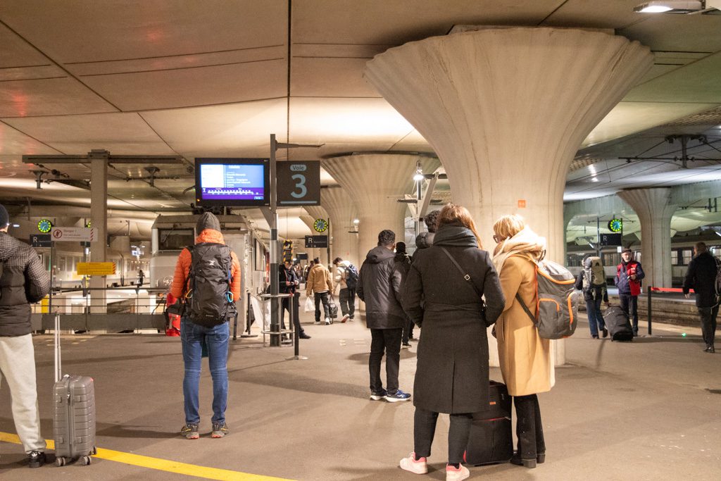 パリ・オーステルリッツ駅　夜行列車出発ホームの様子